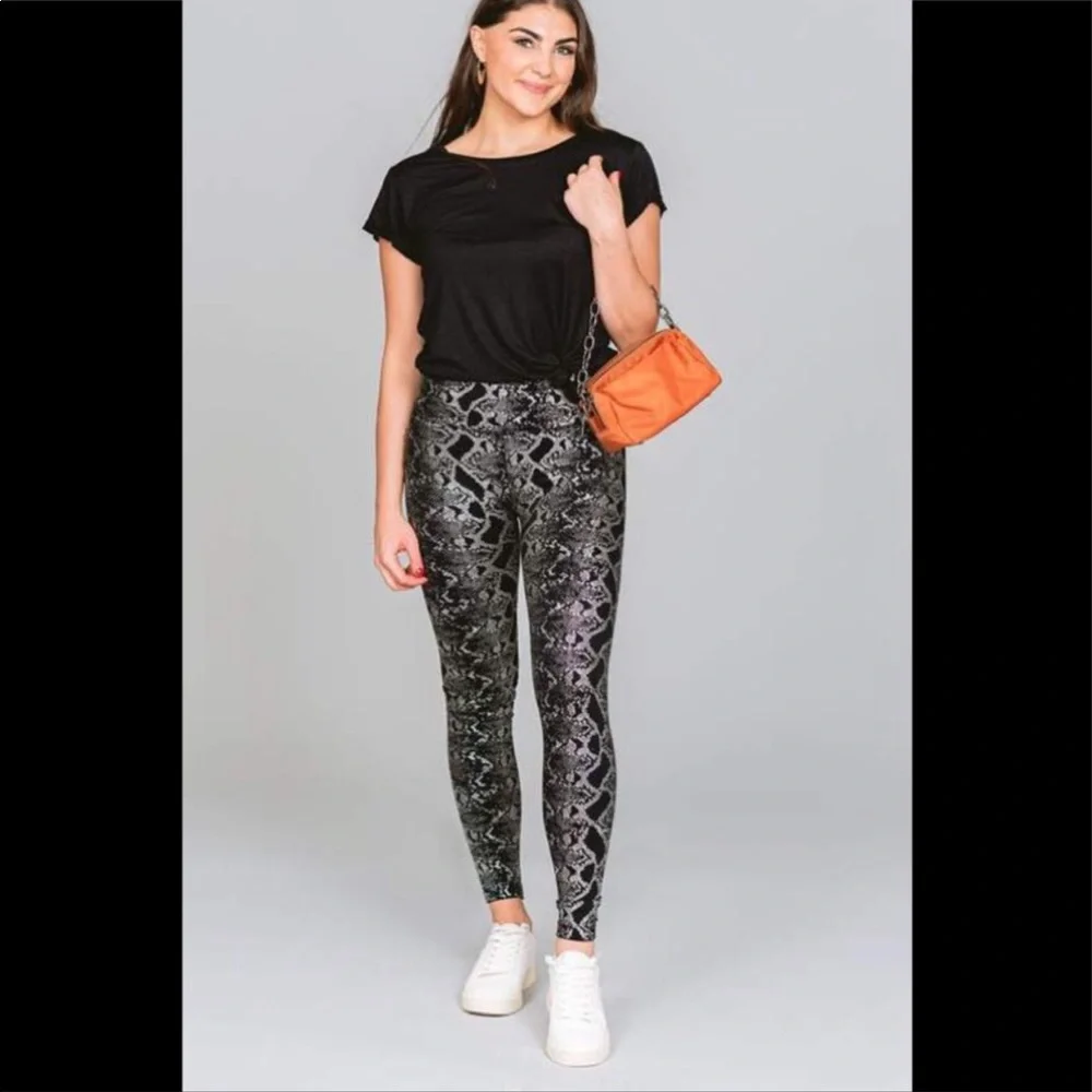 NWT Snakeskin Print Fleece Metallic Black & Silver Leggings - Picture 2 of 4